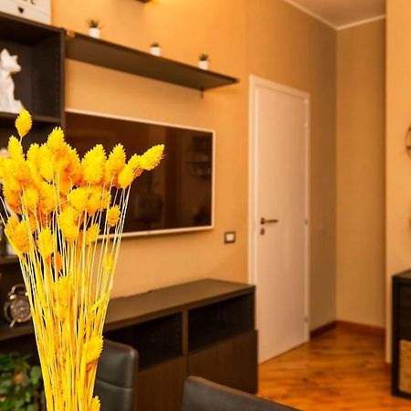 Sunny & Updated Flat With Panoramic City View 50M From M4 Stop มิลาน ภายนอก รูปภาพ