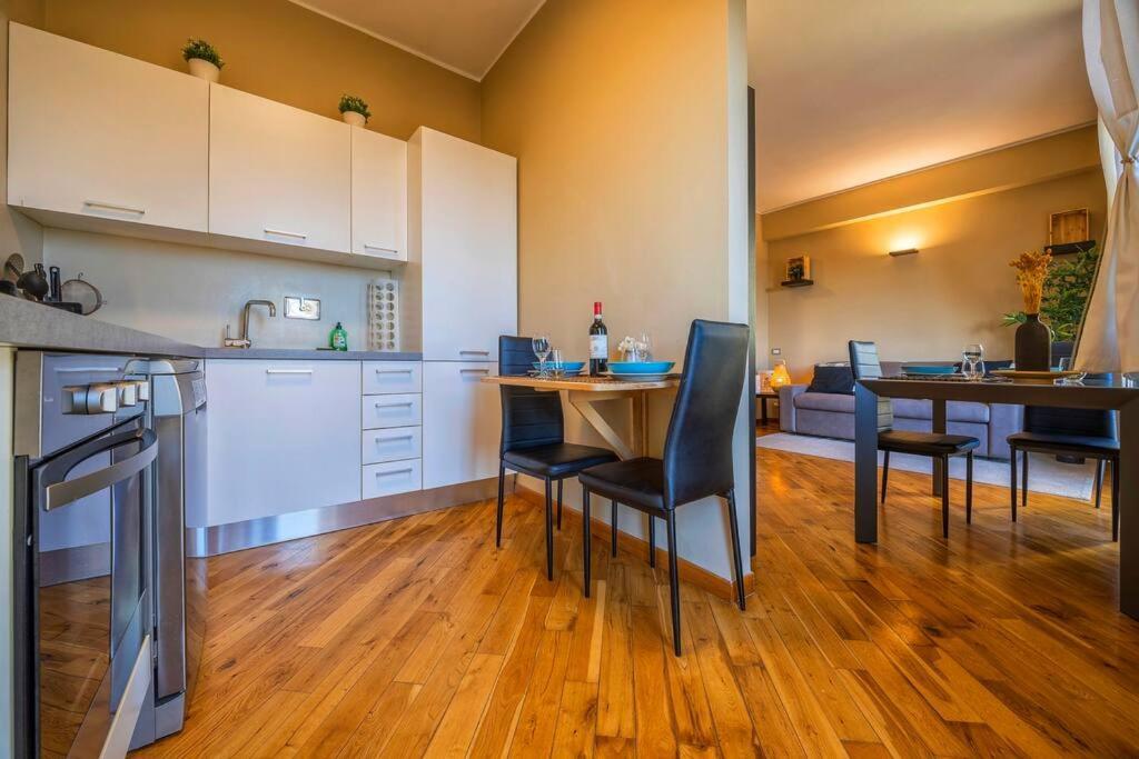 Sunny & Updated Flat With Panoramic City View 50M From M4 Stop มิลาน ภายนอก รูปภาพ