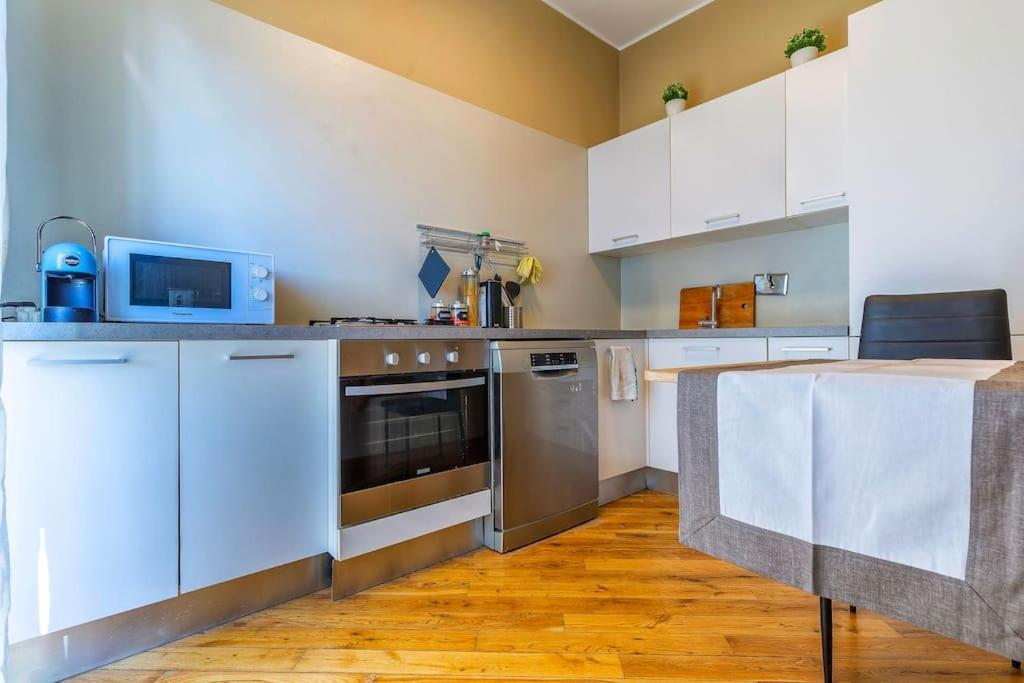 Sunny & Updated Flat With Panoramic City View 50M From M4 Stop มิลาน ภายนอก รูปภาพ