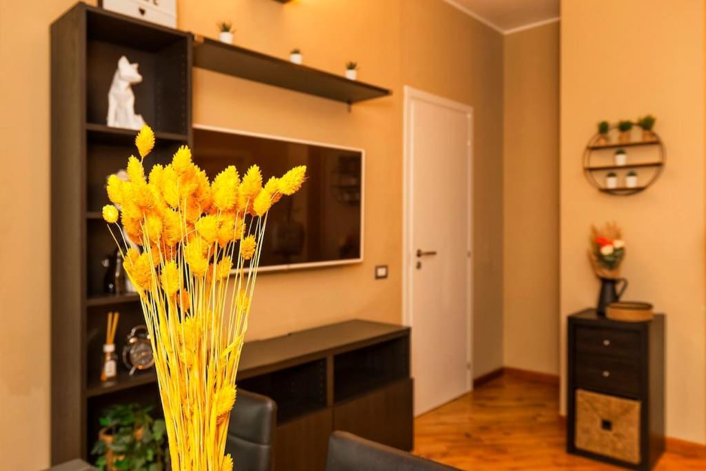 Sunny & Updated Flat With Panoramic City View 50M From M4 Stop มิลาน ภายนอก รูปภาพ