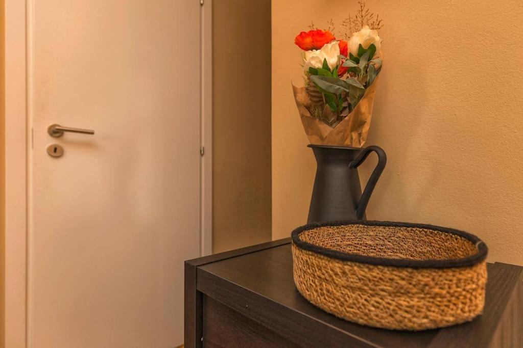 Sunny & Updated Flat With Panoramic City View 50M From M4 Stop มิลาน ภายนอก รูปภาพ